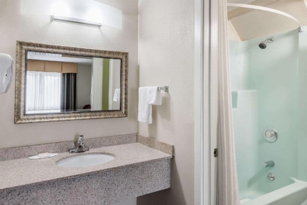 Super 8 by Wyndham Bangor image 16