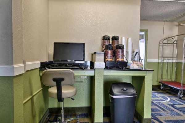 Super 8 by Wyndham Bangor image 23